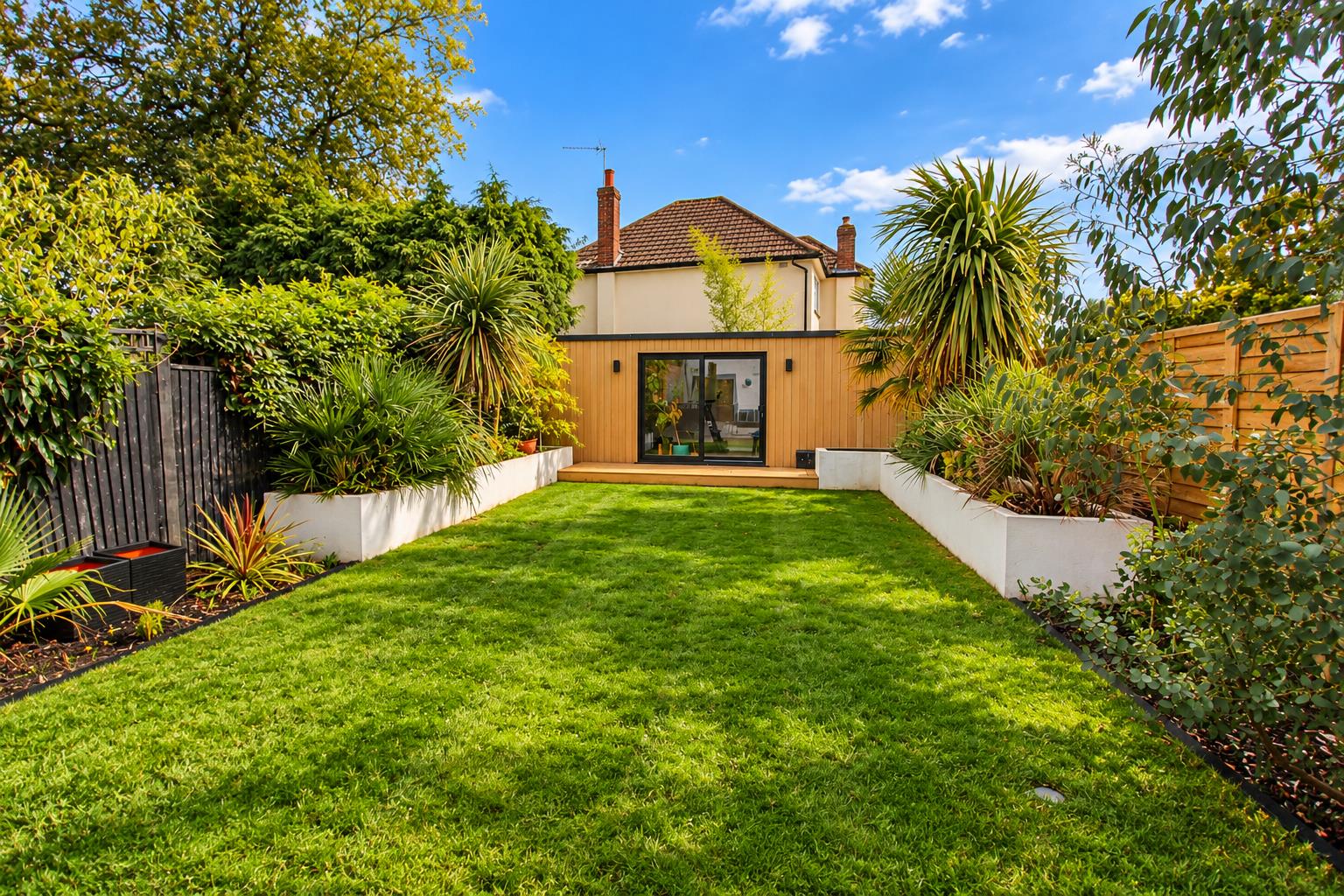 Byron Gardens, Sutton